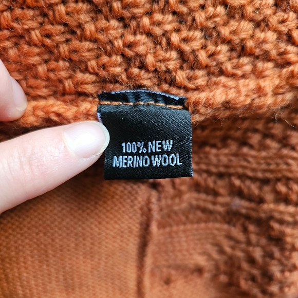 Irish Merino Wool Sweater with Claddagh charms - Picture 8 of 12